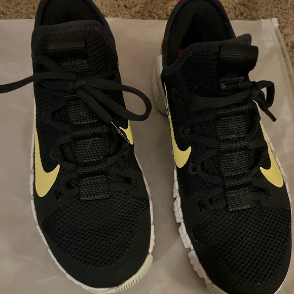 Nikes women’s Free Metcon 4 training shoes - Picture 2 of 3
